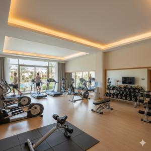 沙姆沙伊赫Prime Delta Sharm El Sheikh Resort的健身房设有健身器材,有背景的人 更多23张照片