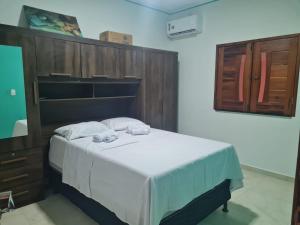 ein Schlafzimmer mit einem Bett mit zwei Handtüchern darauf in der Unterkunft Aconchego do São Francisco in Canindé de São Francisco