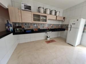eine Küche mit Kühlschrank und Arbeitsplatte in der Unterkunft Aconchego do São Francisco in Canindé de São Francisco + 4 Fotos