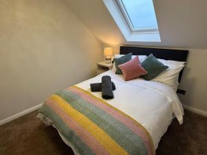 Giường trong phòng chung tại Luxury townhouse in Stirling