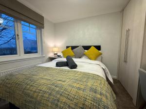 Giường trong phòng chung tại Luxury townhouse in Stirling