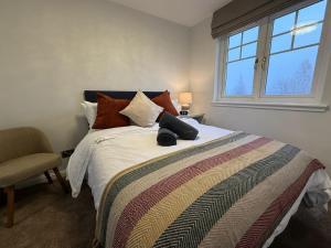 Giường trong phòng chung tại Luxury townhouse in Stirling