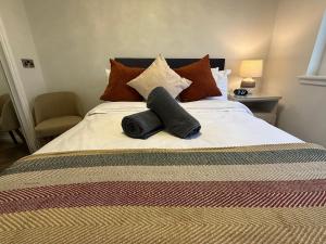 Giường trong phòng chung tại Luxury townhouse in Stirling