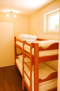 Gîte Chez Julie - Clima - Parking في سارلا لا كانيدا: سريرين بطابقين في غرفة مع نافذة +5 صور