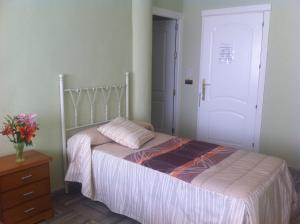 Postel nebo postele na pokoji v ubytování Escudo de Granada