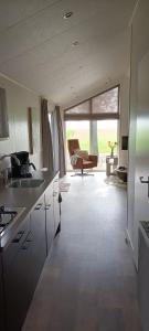 Η κουζίνα ή μικρή κουζίνα στο FEAN nature lodge, luxe verblijf met 4 fietsen en prachtig uitzicht over de landerijen, nabij natuurgebieden Drents Friese Wold, Fochterloërveen en gevangenisdorp Veenhuizen