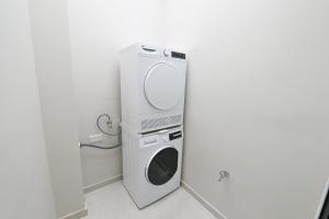 Galería fotográfica de Lovely and spacious penthouse 2 bed 1 bath with wide panoramic views en Pembroke 