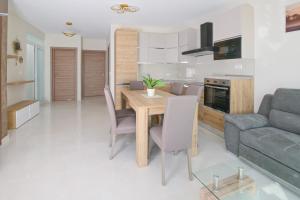 una cucina e un soggiorno con un tavolo e un divano di Lovely and spacious penthouse 2 bed 1 bath with wide panoramic views a Pembroke