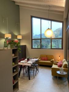 ein Wohnzimmer mit Tisch und Couch in der Unterkunft Terra e Lago - Holiday home in 