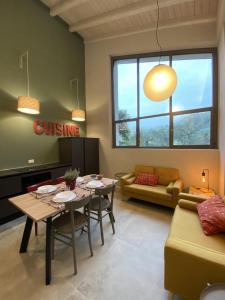 a living room with a table and a couch at Terra e Lago - Holiday home in Roe