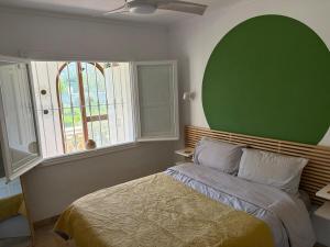 une chambre avec un grand lit et un mur végétal dans l'établissement Relax by the Sea Cosy Apartment Javea Port, à Jávea