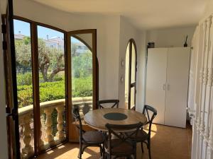 une salle à manger avec une table et des chaises sur un balcon dans l'établissement Relax by the Sea Cosy Apartment Javea Port, à Jávea