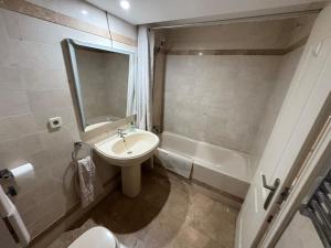 une salle de bain avec un lavabo, des toilettes et un miroir dans l'établissement Relax by the Sea Cosy Apartment Javea Port, à Jávea 4 autres photos