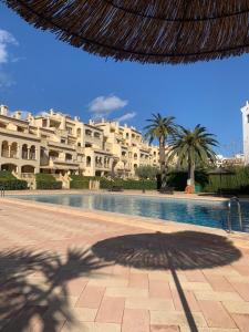 une piscine devant un grand bâtiment dans l'établissement Relax by the Sea Cosy Apartment Javea Port, à Jávea