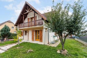 une maison avec un arbre dans la cour dans l'établissement - New - Spacious, Quiet, Parking, Clim, à Obernai