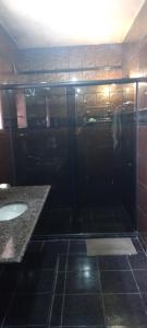 贝洛奥里藏特Casa aconchegante的带水槽的玻璃淋浴间 更多3张照片