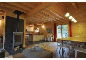 Il comprend un salon avec une table à manger et une cuisine. dans l'établissement Grand Chalet au Praz de Lys, à Taninges