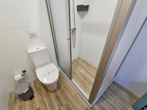 ein Bad mit einer Dusche und einem weißen WC in der Unterkunft Casa Trevo de 4 Folhas in Furnas + 50 Fotos