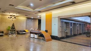 een lobby met een kerstboom en een bureau bij Iyarin @ Tuk Chang Hotel in Bangkok