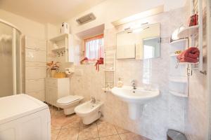 Koupelna v ubytování The Lantern Lake View Apartment + 32 fotografií