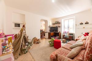 TV a/nebo společenská místnost v ubytování The Lantern Lake View Apartment