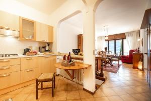 Kuchyň nebo kuchyňský kout v ubytování The Lantern Lake View Apartment