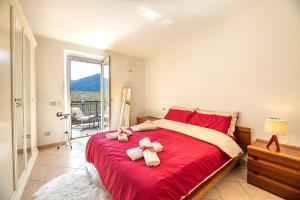 Postel nebo postele na pokoji v ubytování The Lantern Lake View Apartment