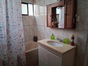 une salle de bain avec un lavabo et un rideau de douche dans l'établissement Homestay Iquique, à Iquique 17 autres photos