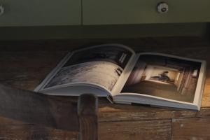 Knihovna v apartmánu