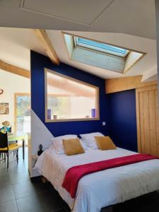 Saint-AppolinardL'espace-temps的卧室里有一张大床，墙壁是蓝色的