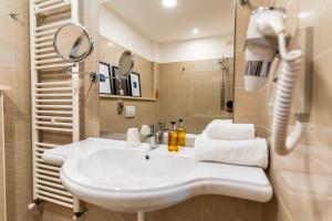 Un baño con lavabo blanco y ducha en KaRe, en Banchette 19 fotos más