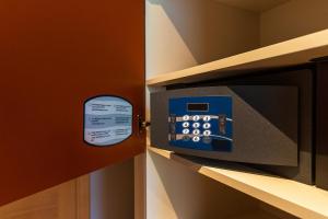 un horno microondas en un estante de una habitación en KaRe, en Banchette
