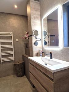 Ένα μπάνιο στο Garden Villa ' Lava Forest ' +80 φωτογραφίες