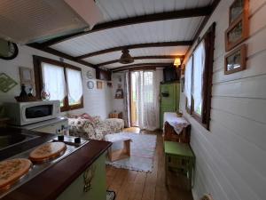 Kuchyň nebo kuchyňský kout v ubytování Roulotte Fleur des Champs