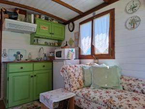 Kuchyň nebo kuchyňský kout v ubytování Roulotte Fleur des Champs + 38 fotografií