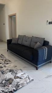 un sofá negro sentado en una sala de estar en Al Tasmim Beach, en Sur