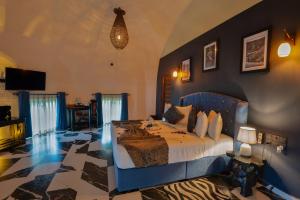 ein Schlafzimmer mit einem Kingsize-Bett in einem Zimmer in der Unterkunft Dream Cliff Mountain Resort in Haputale