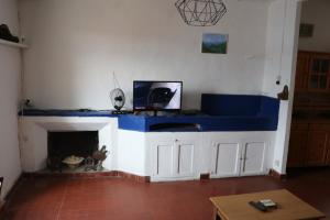 un soggiorno con camino e caminetto blu di teranova sur le port a La Celle-sous-Gouzon