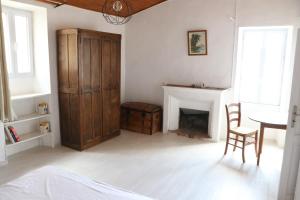 soggiorno con camino e armadio in legno di teranova sur le port a La Celle-sous-Gouzon