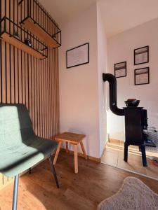 雷滕贝格FeWo Alpenherz im Allgäu, mit Balkon und Bergblick的一间带椅子和炉灶的客厅