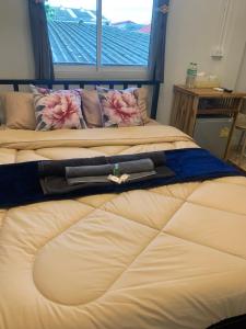 une chambre avec deux lits avec une grande fenêtre dans l'établissement Pion Guesthouse Ayutthaya, à Phra Nakhon Si Ayutthaya