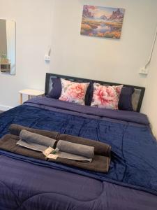 Una cama o camas en una habitación de Pion Hotel Ayutthaya 7 fotos más