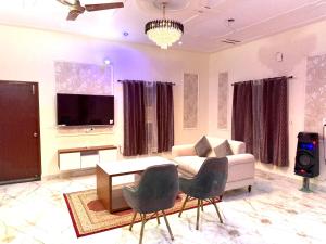 Μια τηλεόραση ή/και κέντρο ψυχαγωγίας στο The Havenwood Inn, Luxury Villa with Park View +10 φωτογραφίες