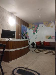 un salon avec un mur avec une télévision à écran plat dans l'établissement Pousada Dádiva Lirío Encantado a passos da Praia do Pontal e Centro, à Parati