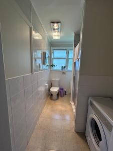 Ένα μπάνιο στο Northcote Holiday Home Rooms