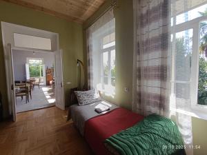 una camera con letto e una camera con tavolo di Cabernet Tali a Telavi