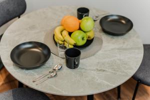 un tavolo con un piatto di frutta sopra di Chamber House a Kaunas