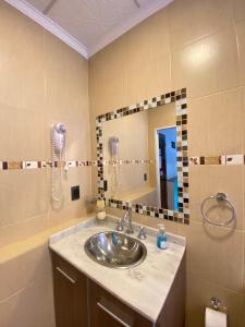 a bathroom with a sink and a mirror at Alto Valle in Nono