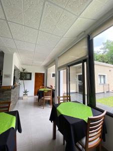 a room with two tables and a dining room at Alto Valle in Nono