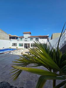 une vue sur un bâtiment avec une usine au premier plan dans l'établissement Pousada Brisas de Búzios, à Búzios